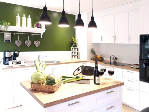 Îlot central moderne dans la cuisine