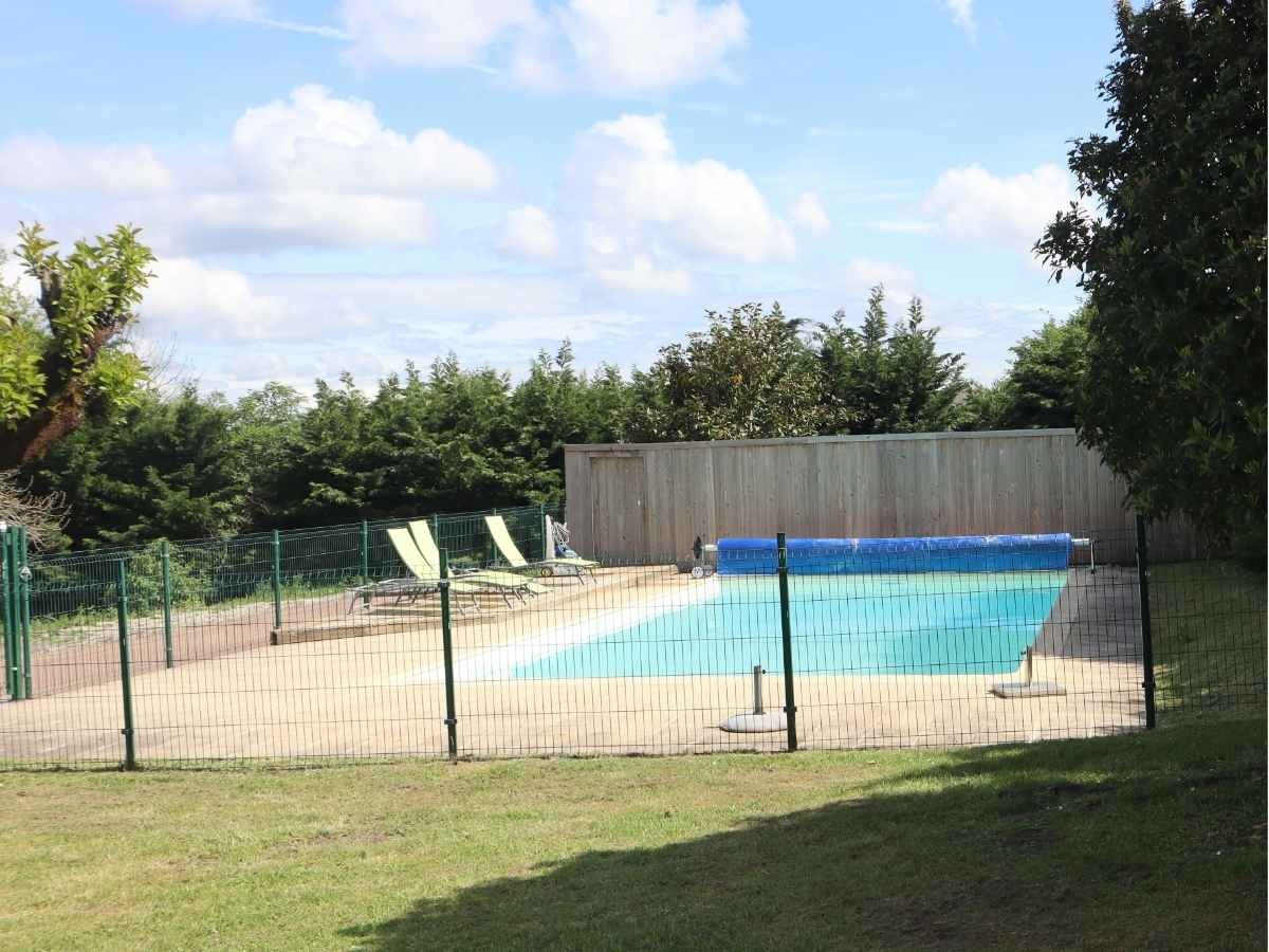 Sejour adapté saumur avec piscine sécurisée et privée