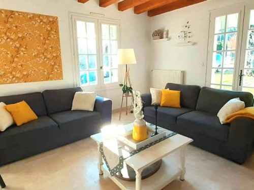 Salon lumineux avec vue sur le jardin.